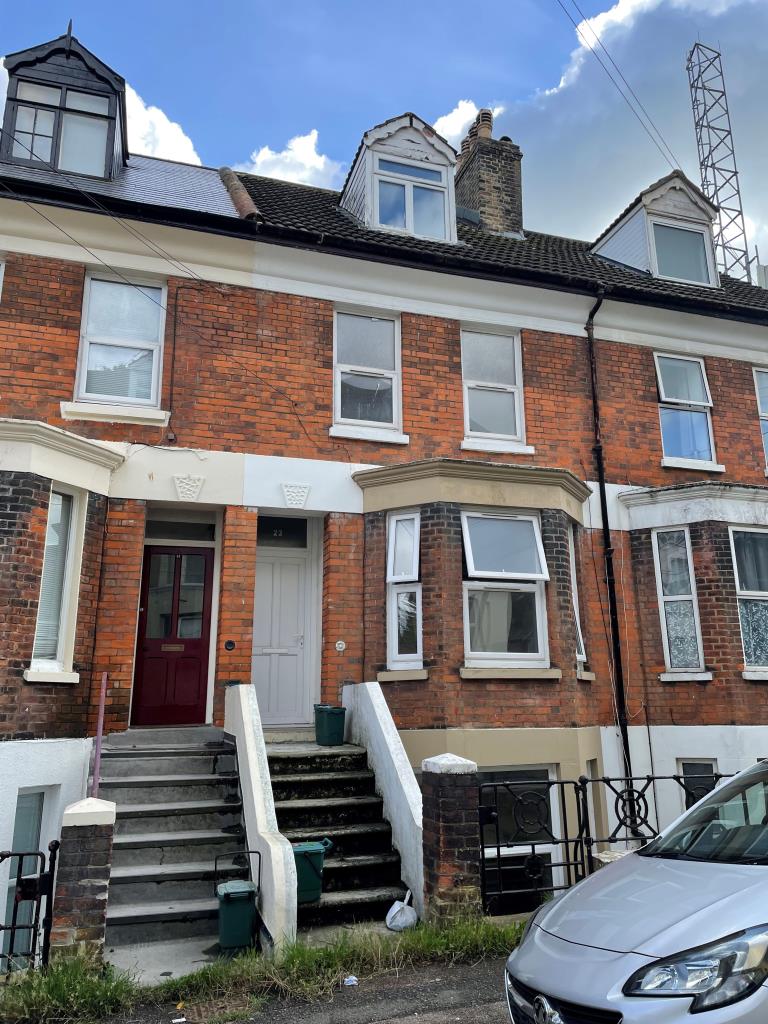 Lot: 3 - MID-TERRACE HOUSE WITH BASEMENT FLAT FOR REFURBISHMENT - 